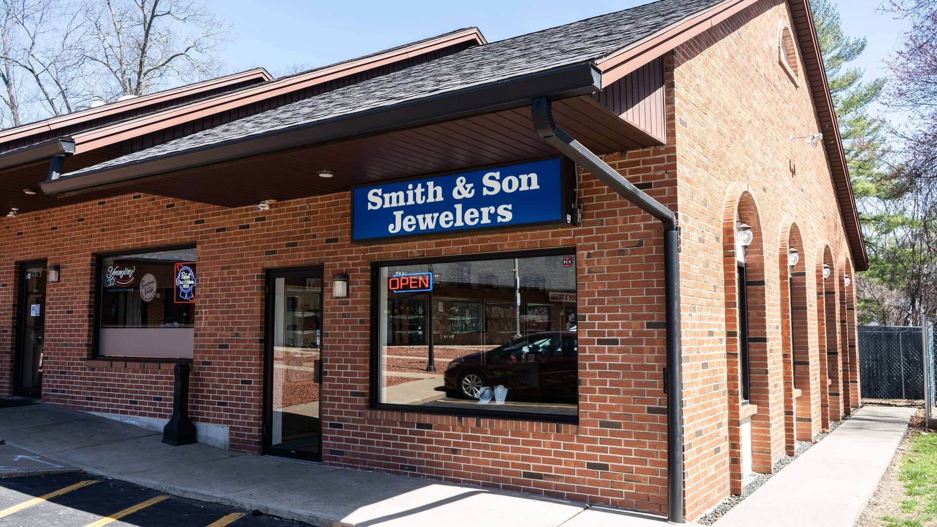 Smith & Son Jewelers – We don’t sell diamonds, we help you buy them